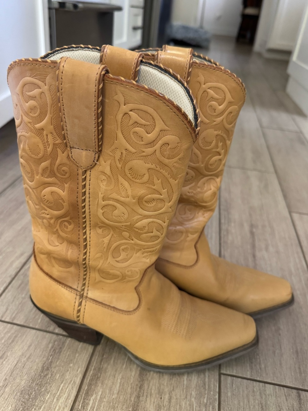 Durango Tan Western Embossed Leather Cowboy Boots Women 8.5 worn once! - Picture 2 of 6